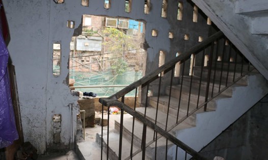 Tình trạng xuống cấp nghiêm trọng của khu tập thể. Ảnh: Yên San