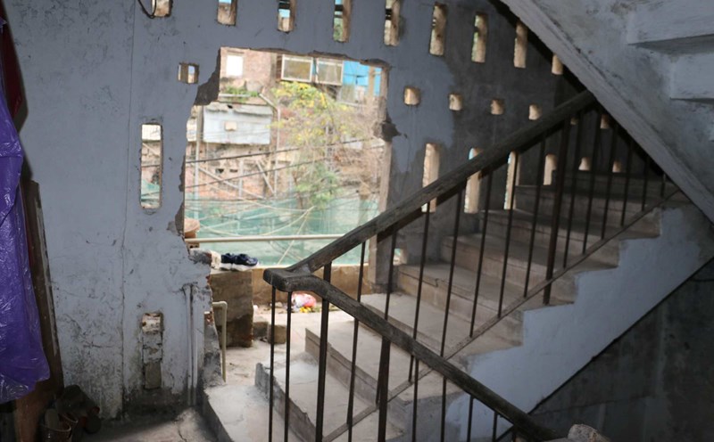 Serious degradation of the apartment complex. Photo: Yen San