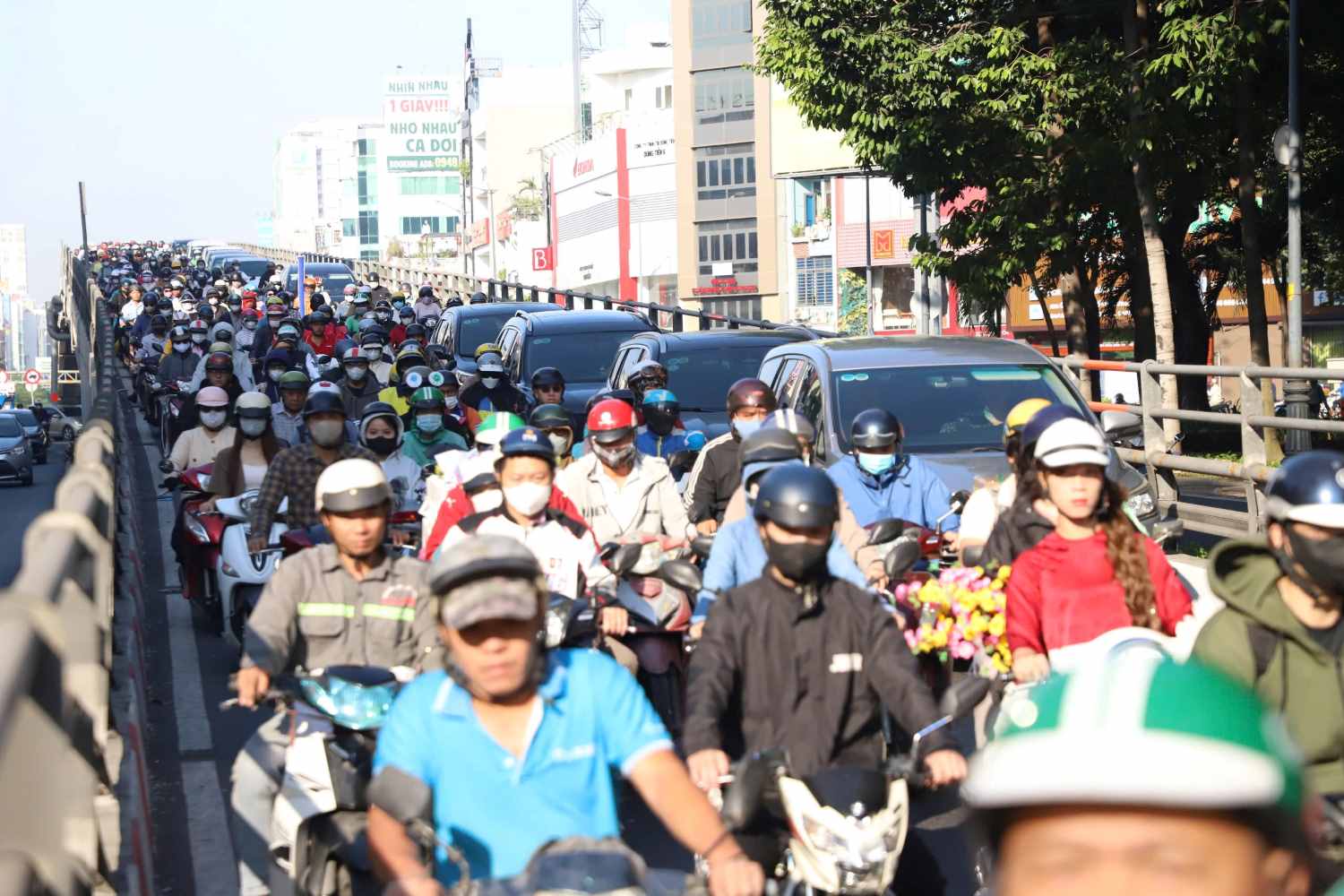 Traffic jam on the overpass at Lang Cha Ca intersection (Tan Binh district). Photo: Minh Quan