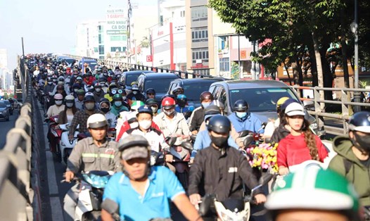Ùn tắc trên cầu vượt nút giao Lăng Cha Cả (quận Tân Bình).  Ảnh: Minh Quân
