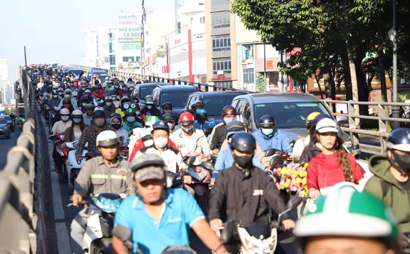 Traffic jam on the overpass at Lang Cha Ca intersection (Tan Binh district). Photo: Minh Quan