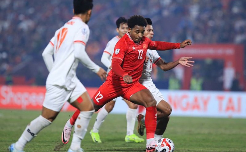 Striker Xuan Son is one of the few naturalized players to wear the Vietnamese national team jersey and play impressively. Photo: Minh Dan