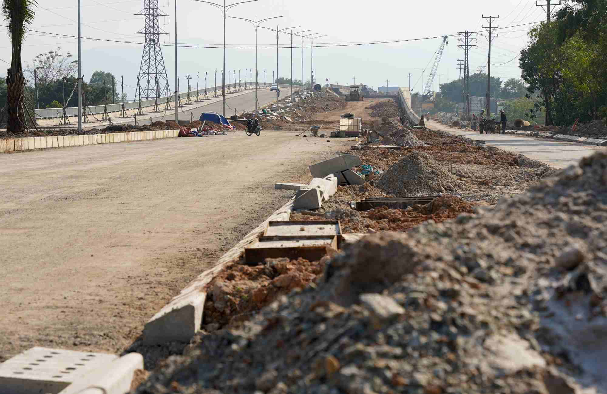 Du an duong cuu ho, cuu nan Phong Dien - Dien Loc tri gia hon 700 ti dong van thi cong i ach, cham tien do. Anh: PHUC DAT