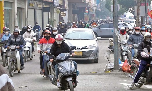 Cứ ùn ùn đi xe máy trên vỉa hè rồi bật khóc khi nhận phạt