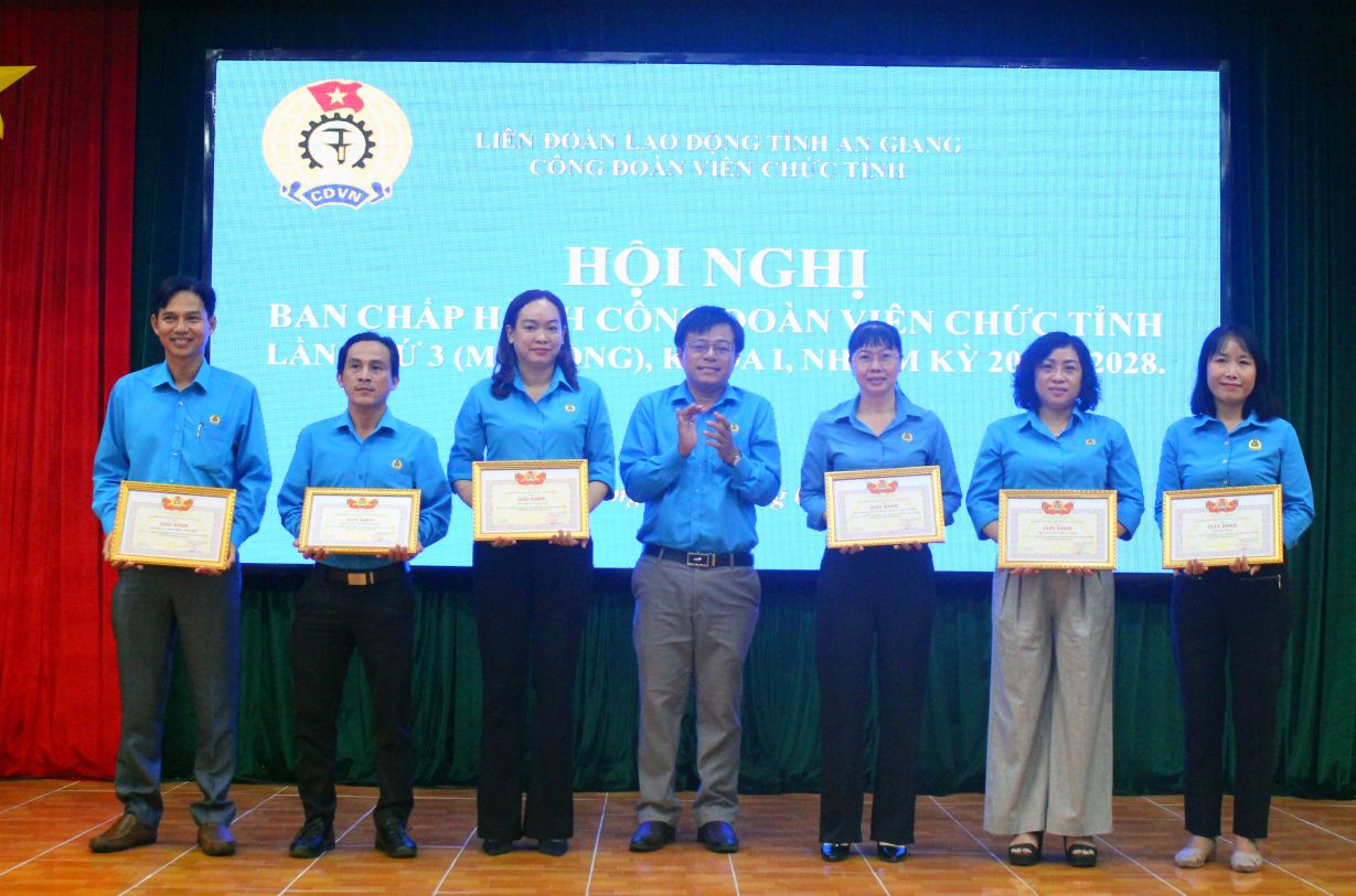 Ông Huỳnh Ngọc Minh - Chủ tịch Công đoàn Viên chức tỉnh An Giang trao Giấy khen cho các đơn vị hoàn thành tốt nhiệm vụ phát triển đoàn viên. Ảnh: Lâm Điền