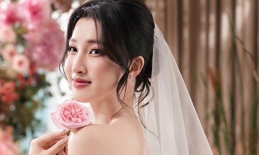 Á hậu Phương Nhi từng làm mẫu chụp váy cưới. Ảnh: FBNV