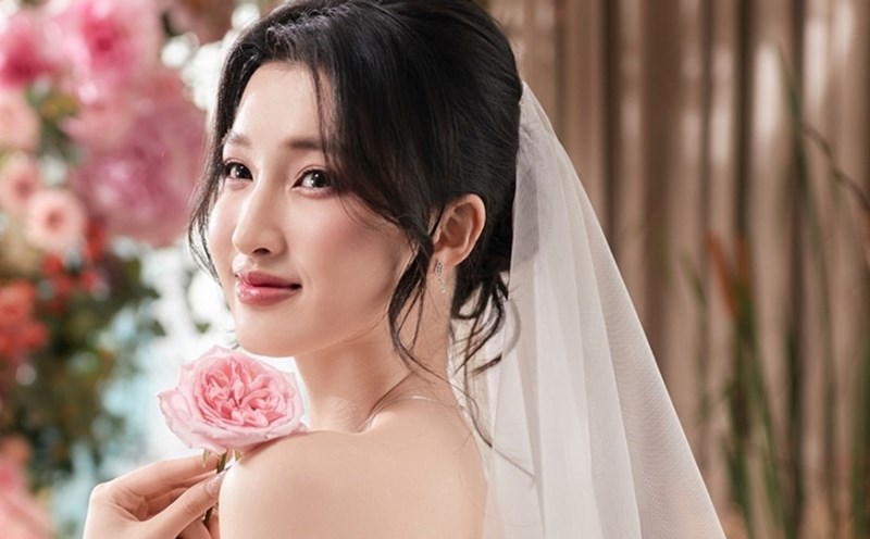 Runner-up Phuong Nhi used to model wedding dresses. Photo: FBNV