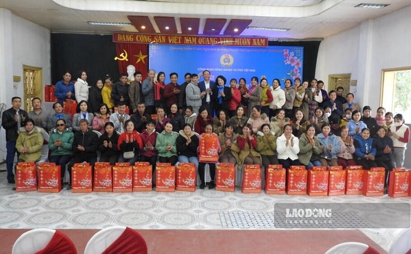 84 workers of Phu Da Tea Company received Tet support gifts from the Vietnam Agriculture and Rural Development Trade Union in the 2025 Tet Sum Vay - Xuan Ung Party Program. Photo: To Cong.