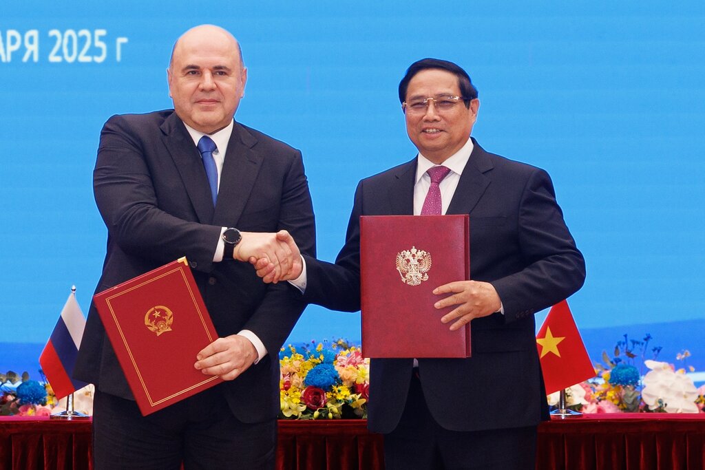 Prime Minister Pham Minh Chinh and Prime Minister Mikhail Mishustin signed a Joint Communique on the results of the Russian Prime Minister's official visit to Vietnam and witnessed the signing of a number of cooperation documents in the fields of science, information and communication, culture, etc. Photo: Hai Nguyen