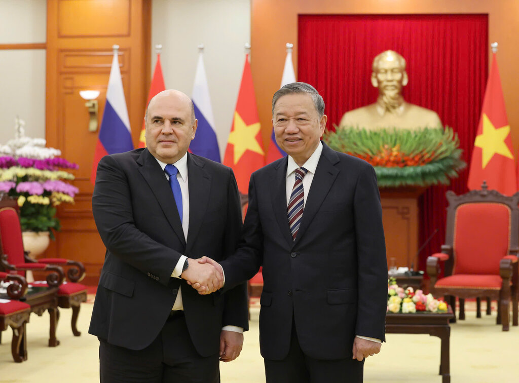 General Secretary To Lam warmly received Russian Prime Minister Mikhail Mishustin. Photo: Hai Nguyen
