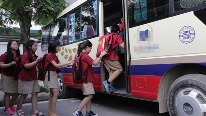 From 2025, vehicles transporting preschool children must have warnings against leaving children in the vehicle. Photo: Ninh Giang.