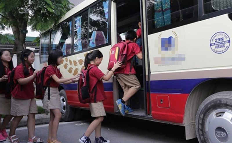 From 2025, vehicles transporting preschool children must have warnings against leaving children in the vehicle. Photo: Ninh Giang.