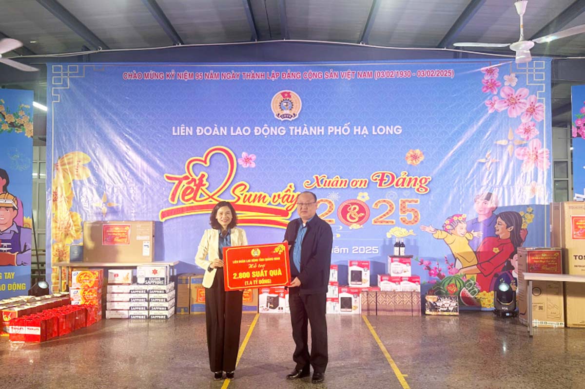 Leaders of the Quang Ninh Provincial Federation of Labor (right) presented funding to support 2,800 gifts to the Ha Long City Federation of Labor. Photo: Quang Ninh Media Center