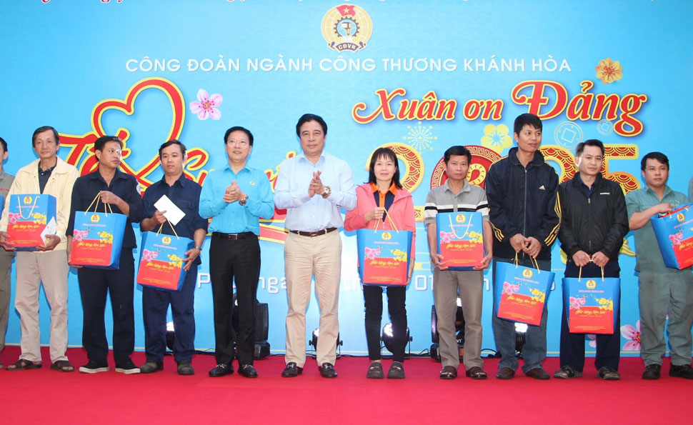 Bringing Tet Sum Vay to more than 400 workers in Khanh Hoa. Photo: Phuong Linh