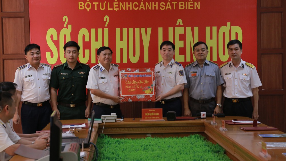 Trung tuong Bui Quoc Oai tang qua chuc mung nam moi So chi huy lien hop. Anh: Duc Thai