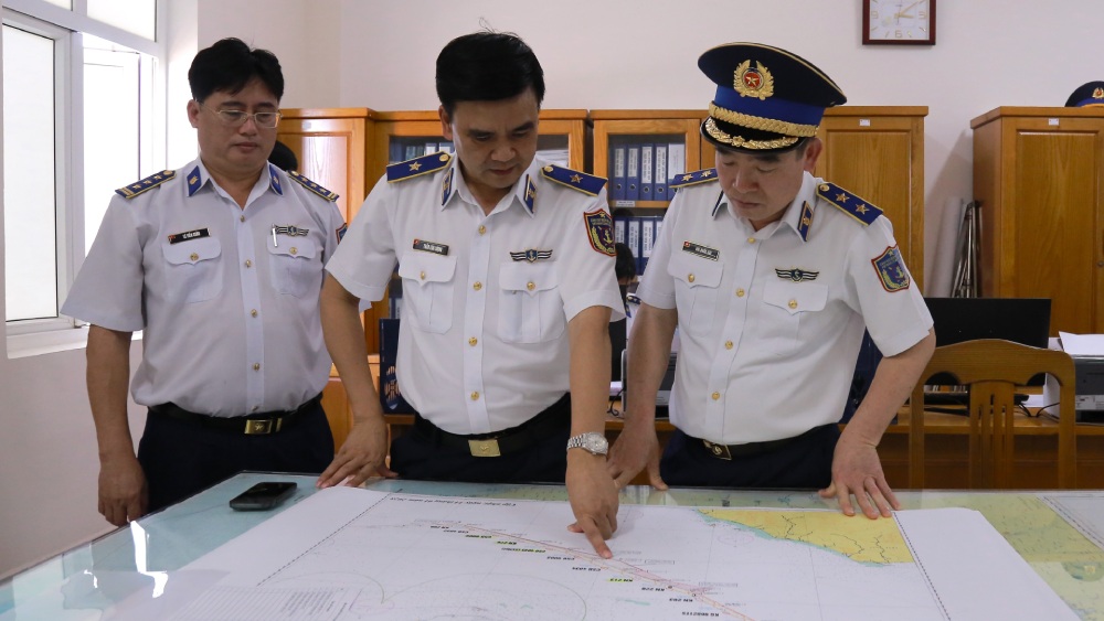 Lieutenant General Bui Quoc Oai (right cover), Political Commissar of the Vietnam Coast Guard, inspected the combat readiness of the Command of Coast Guard Region 4. Photo: Duc Thai