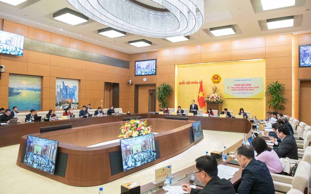 Presentation session on “Implementing administrative procedures in the customs sector”. Photo: Quochoi.vn