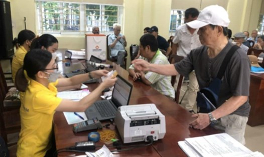 Cán bộ được nghỉ hưu trước tuổi căn cứ Nghị định 178. Ảnh: Hương Nha