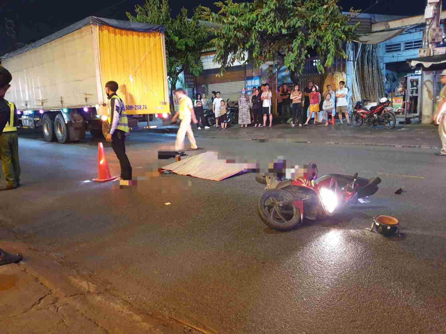 The scene of the accident between a truck and a motorbike that tragically killed a 7th grade female student. Photo: Dinh Trong