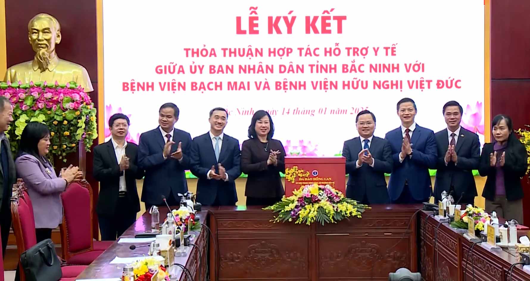 Signing ceremony of medical support cooperation agreement between Bac Ninh Provincial People's Committee and Bach Mai and Viet Duc hospitals. Photo: Van Truong