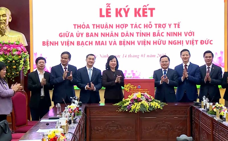 Signing ceremony of medical support cooperation agreement between Bac Ninh Provincial People's Committee and Bach Mai and Viet Duc hospitals. Photo: Van Truong