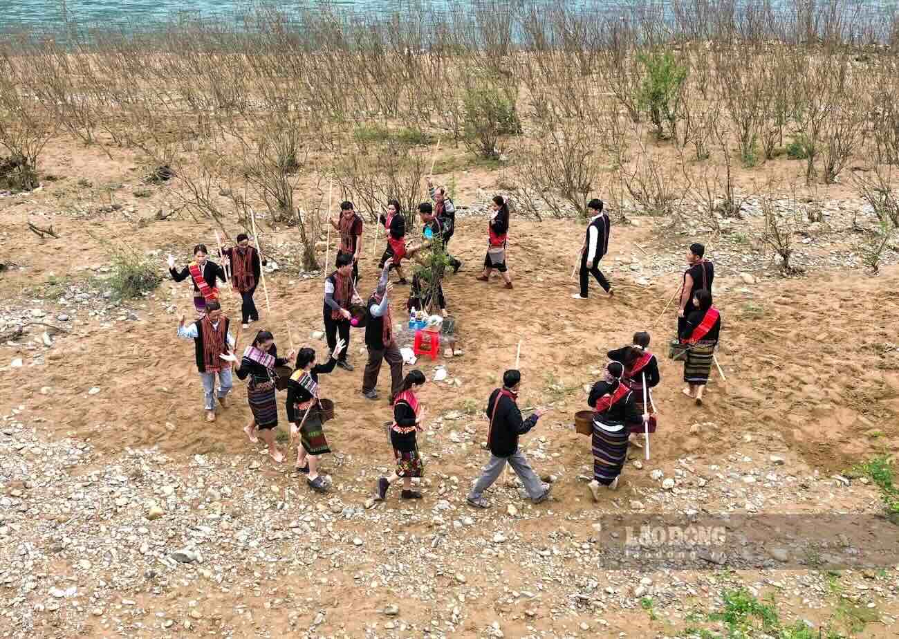 Unique rice planting festival of the Bru - Van Kieu people. Photo: Cong Sang