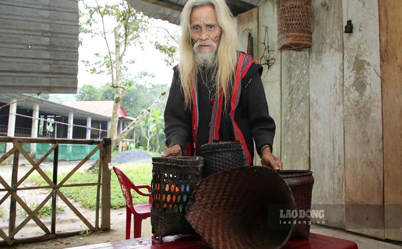 Village elder Ho Ai, the keeper of traditional culture of the Bru - Van Kieu people. Photo: Cong Sang