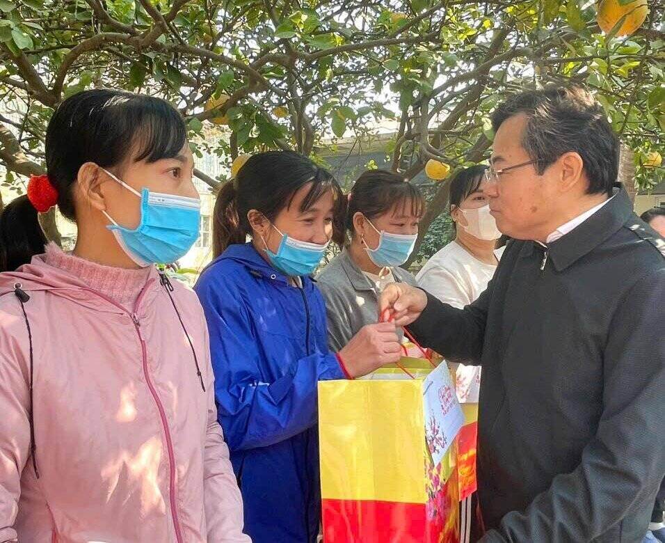 Mr. Nguyen Chinh Huu - Vice Chairman of Hanoi City Labor Federation presented Tet support to union members and workers in difficulty in Hanoi Textile and Garment industry. Photo: Trade Union