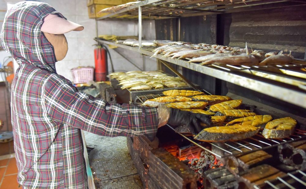 Nguoi dan o xa bien Ngu Loc, huyen Hau Loc, tinh Thanh Hoa hoi ha nuong ca de cung ung ra thi truong dip Tet. Anh: Quach Du