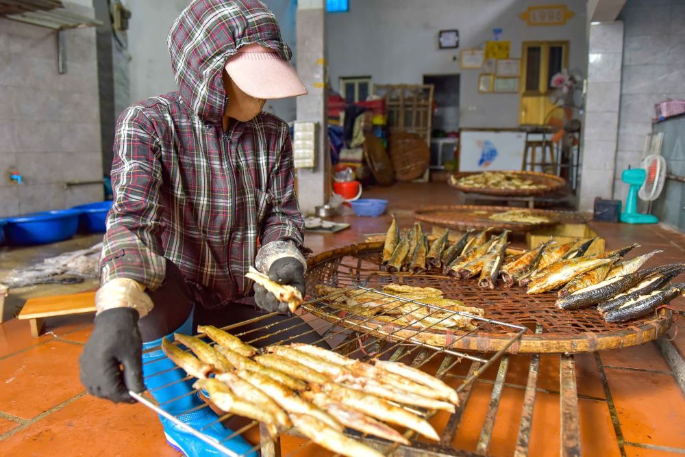 Nhung me ca nuong thom ngon, san sang cung ung ra thi truong, phuc vu nguoi dan don Tet. Anh: Quach Du