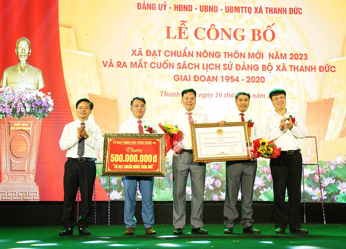 Lanh dao Van phong dieu phoi NTM tinh Nghe An va UBND huyen Thanh Chuong trao Bang cong nhan xa dat chuan NTM va trao tang cong trinh phuc loi cho Dang bo, chinh quyen va nhan dan xa Thanh Duc. Anh: Thu Ha