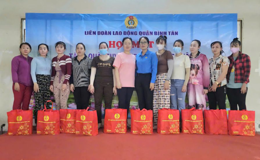 Binh Tan District Labor Federation met and gave gifts to workers of Kyung Rhim Vina Company when the company ceased operations. Photo: Duc Long