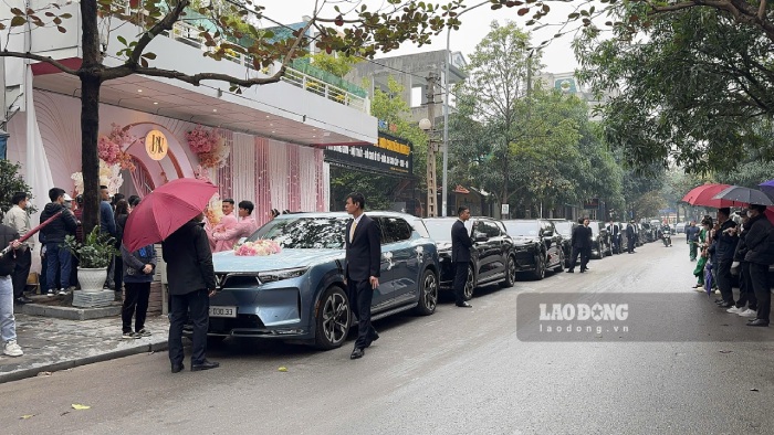 Ve si lam nhiem vu bao ve trong le an hoi cua A hau Phuong Nhi. Anh: Cong Giang