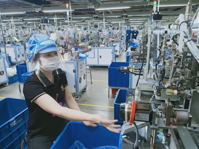 2,108 union members and workers working in Hai Duong from afar were supported with train and bus tickets worth 438.9 million VND. Photo: Dieu Thuy