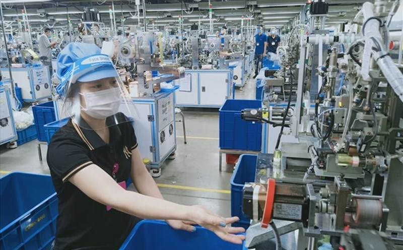 2,108 union members and workers working in Hai Duong from afar were supported with train and bus tickets worth 438.9 million VND. Photo: Dieu Thuy