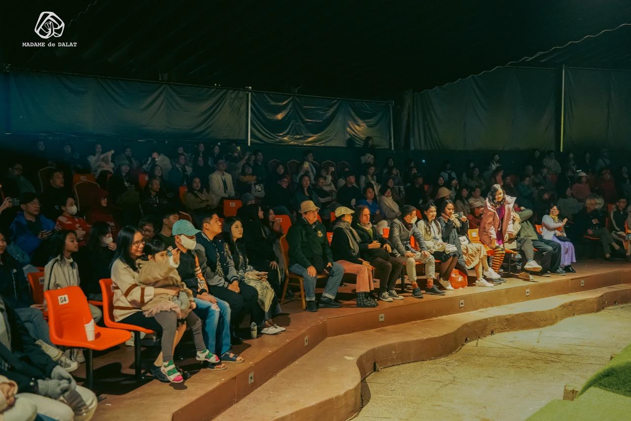 Audience enjoys Madame Show in Da Lat. Photo: Organizing Committee.