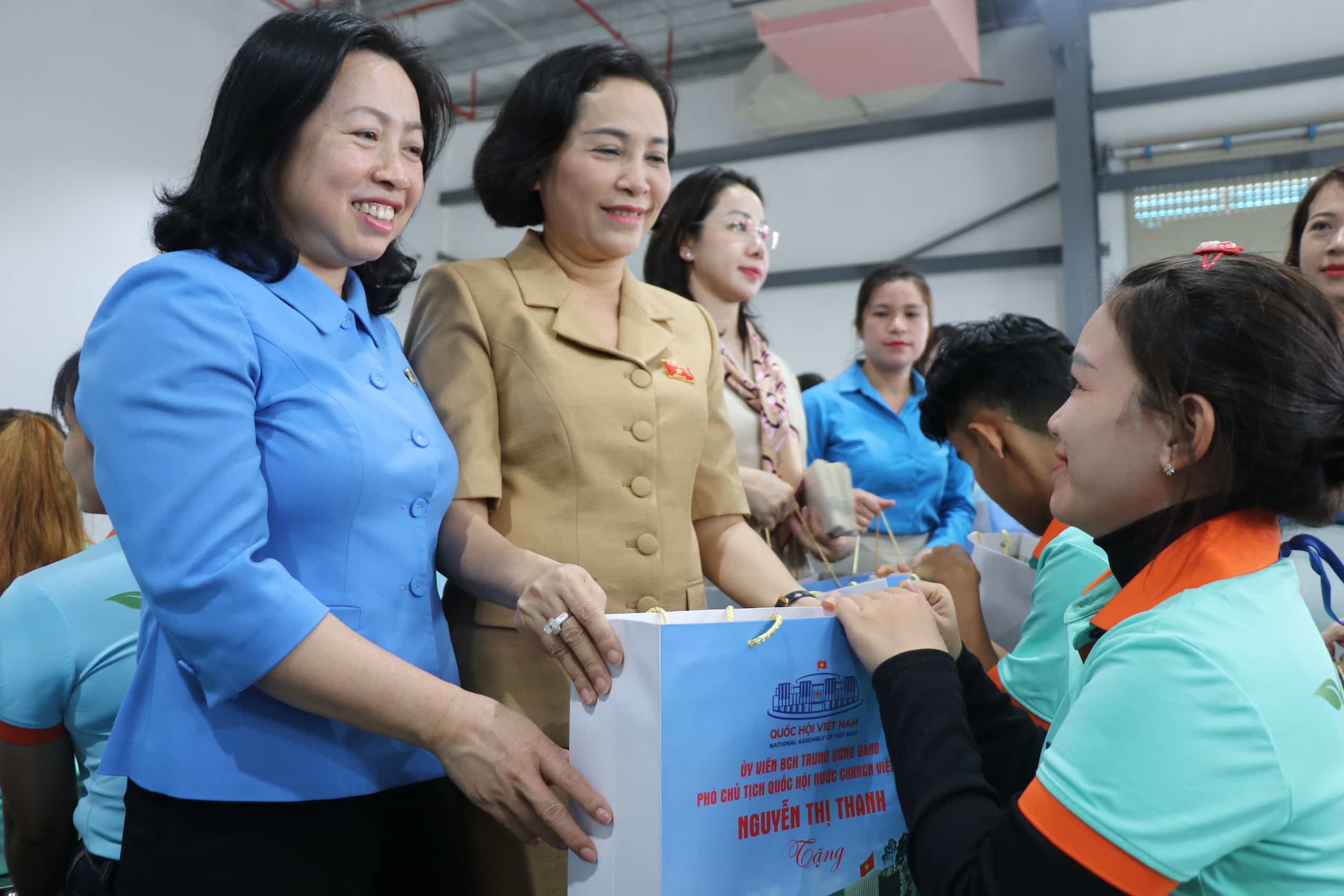 The delegation of leaders of the Party, State and the Vietnam General Confederation of Labor presented gifts to workers in Ninh Thuan. Photo: Thanh Thuy