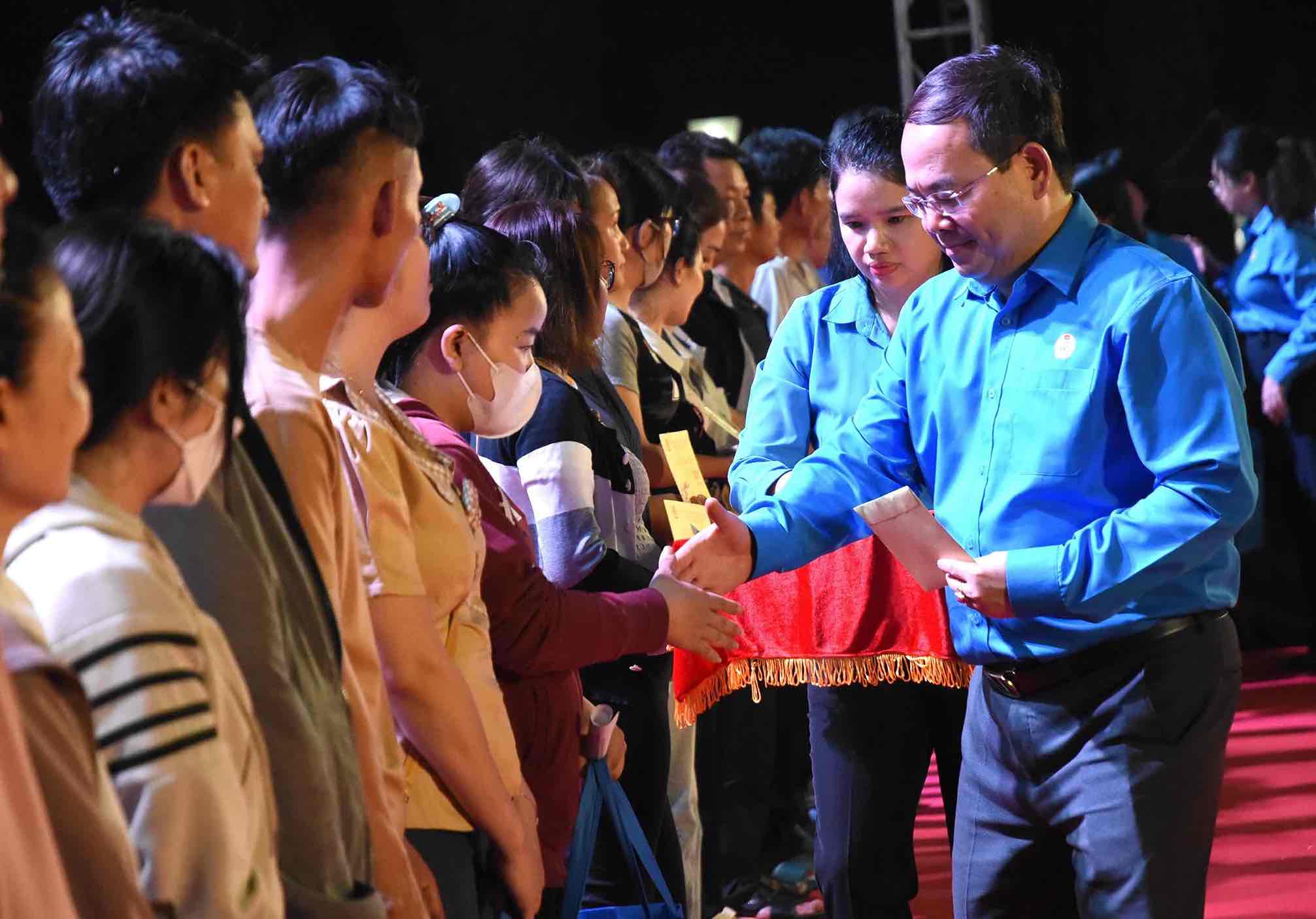 Deputy Secretary of Dong Nai Provincial Party Committee Quan Minh Cuong presents gifts to union members and workers on the occasion of Lunar New Year 2025. Photo: HAC