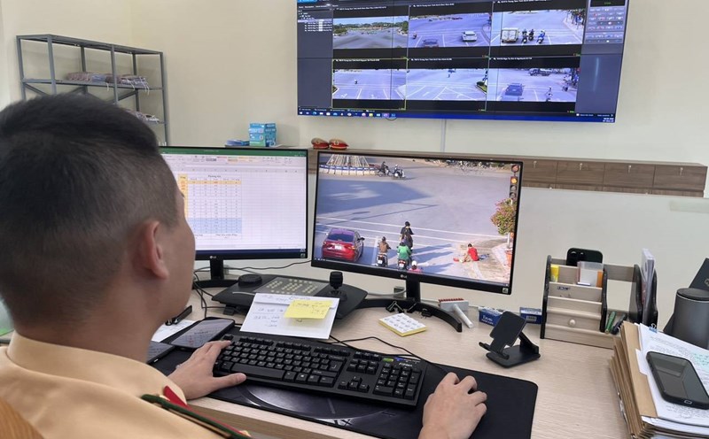 Officers of the Traffic Police Department of Yen Bai province are analyzing data from the camera that issues fines. Photo: Trong Loc