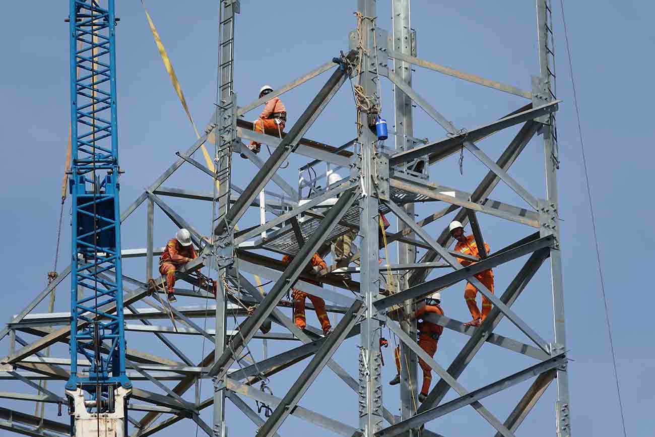 Workers install a 500kV circuit 3 power pole in Ha Tinh. Photo: Tran Tuan.