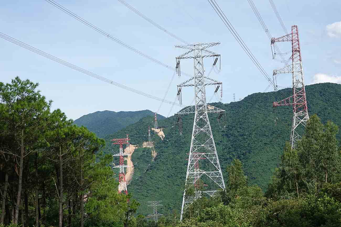 Nhiều cột điện thuộc đường dây 500kV mạch 3 ở Hà Tĩnh đi qua địa hình đồi, núi. Ảnh: Trần Tuấn. 