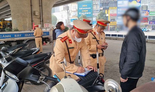 Tình hình trật tự an toàn giao thông có nhiều chuyển biến rõ rệt sau nửa tháng thực hiện Nghị định 168. Ảnh: Tô Thế