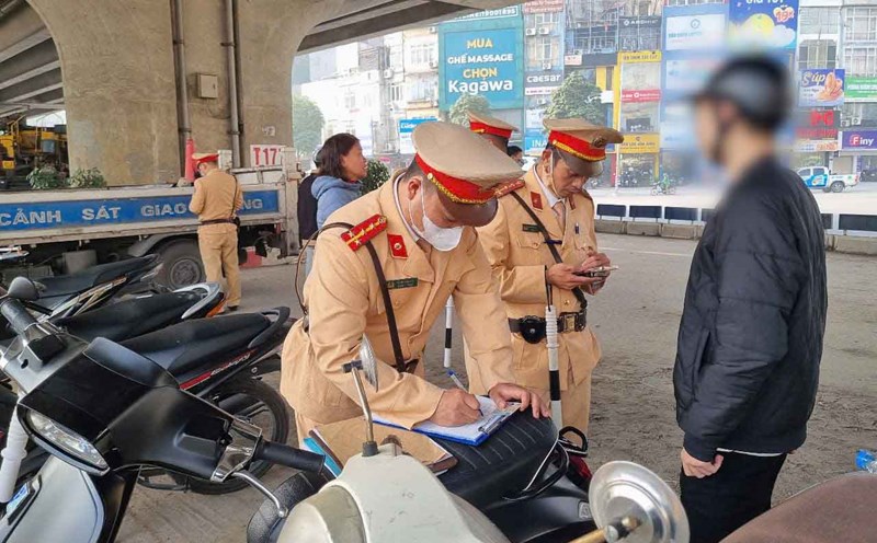 Traffic safety and order have clearly changed after half a month of implementing Decree 168. Photo: To The