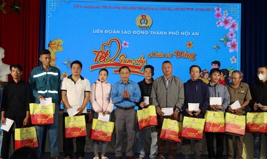 Liên đoàn Lao động TP Hội An (tỉnh Quảng Nam) trao quà Tết cho người lao động có hoàn cảnh khó khăn. Ảnh: Nguyễn Linh