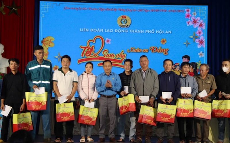 Hoi An City Labor Federation (Quang Nam province) gives Tet gifts to workers in difficult circumstances. Photo: Nguyen Linh