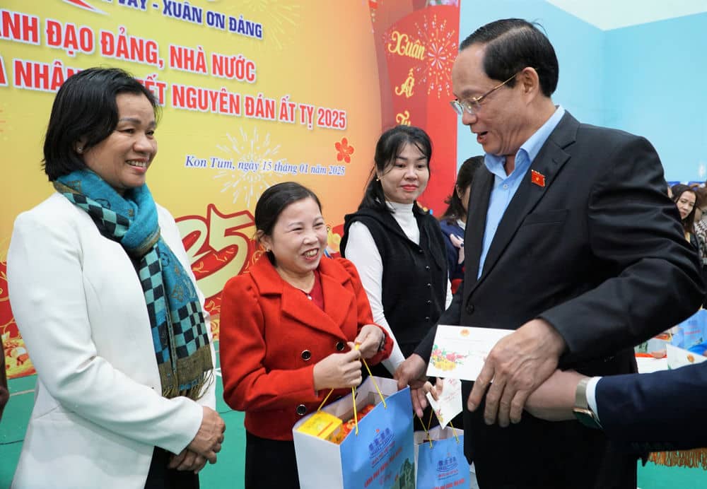 Vice Chairman of the National Assembly Tran Quang Phuong presents gifts to union members and workers. Photo: Thanh Tuan