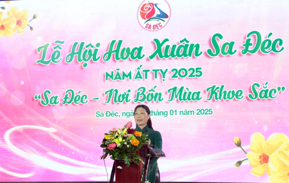 Ba Vo Thi Binh - Pho Chu tich UBND thanh pho Sa Dec - phat bieu tai le khai mac Le hoi hoa xuan nam 2025. Anh: Thanh Thanh