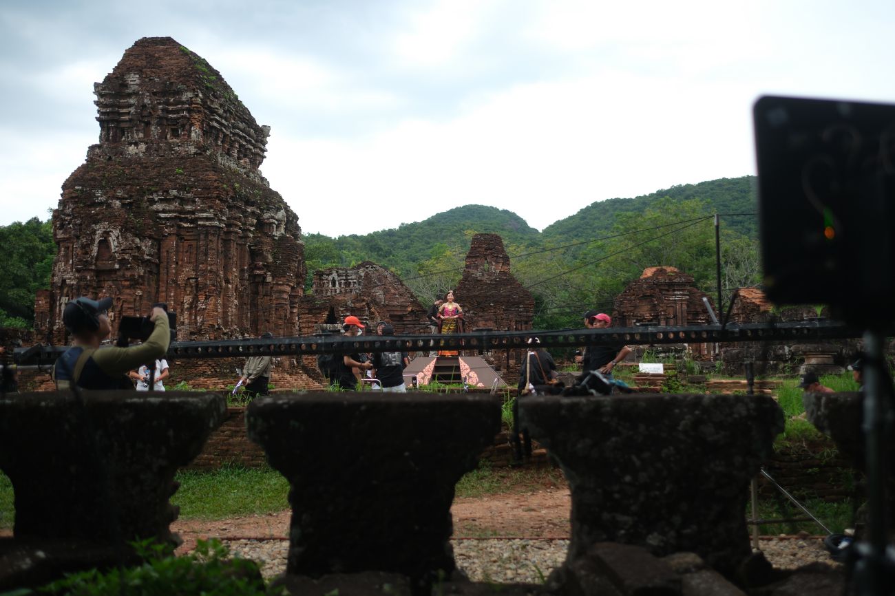 The film crew of "Love by Mistake" premiered on the occasion of Tet At Ty by producer Tran Thanh and directors Diep The Vinh - Nguyen Quang Dung. Photo: Provided by the film crew