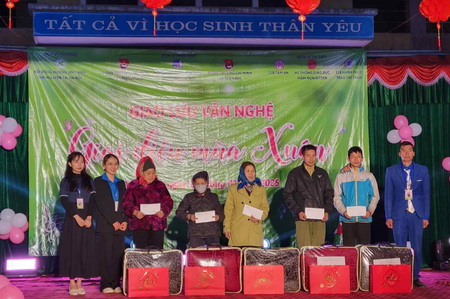 Nhieu phan qua y nghia 