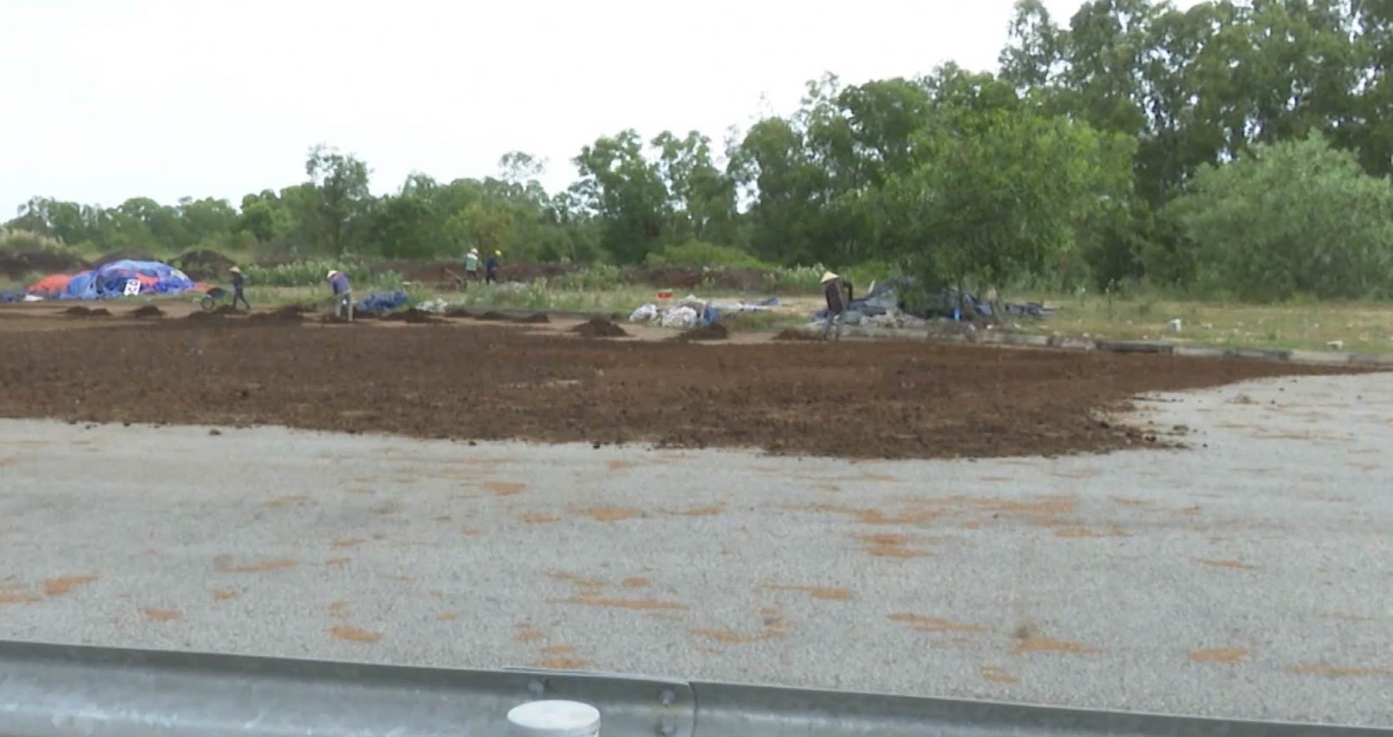The planned rest stop on the highway - Quang Nam section has not been built or exploited yet, and has turned into a drying yard. Photo: Vinh Do